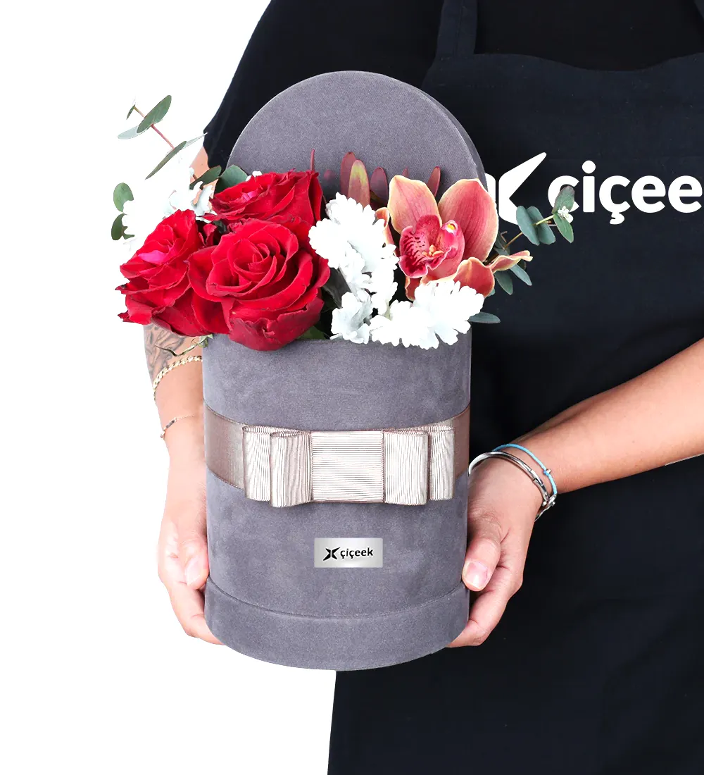 Gri Kadife Kutuda Kırmızı Güller Ve Orkide